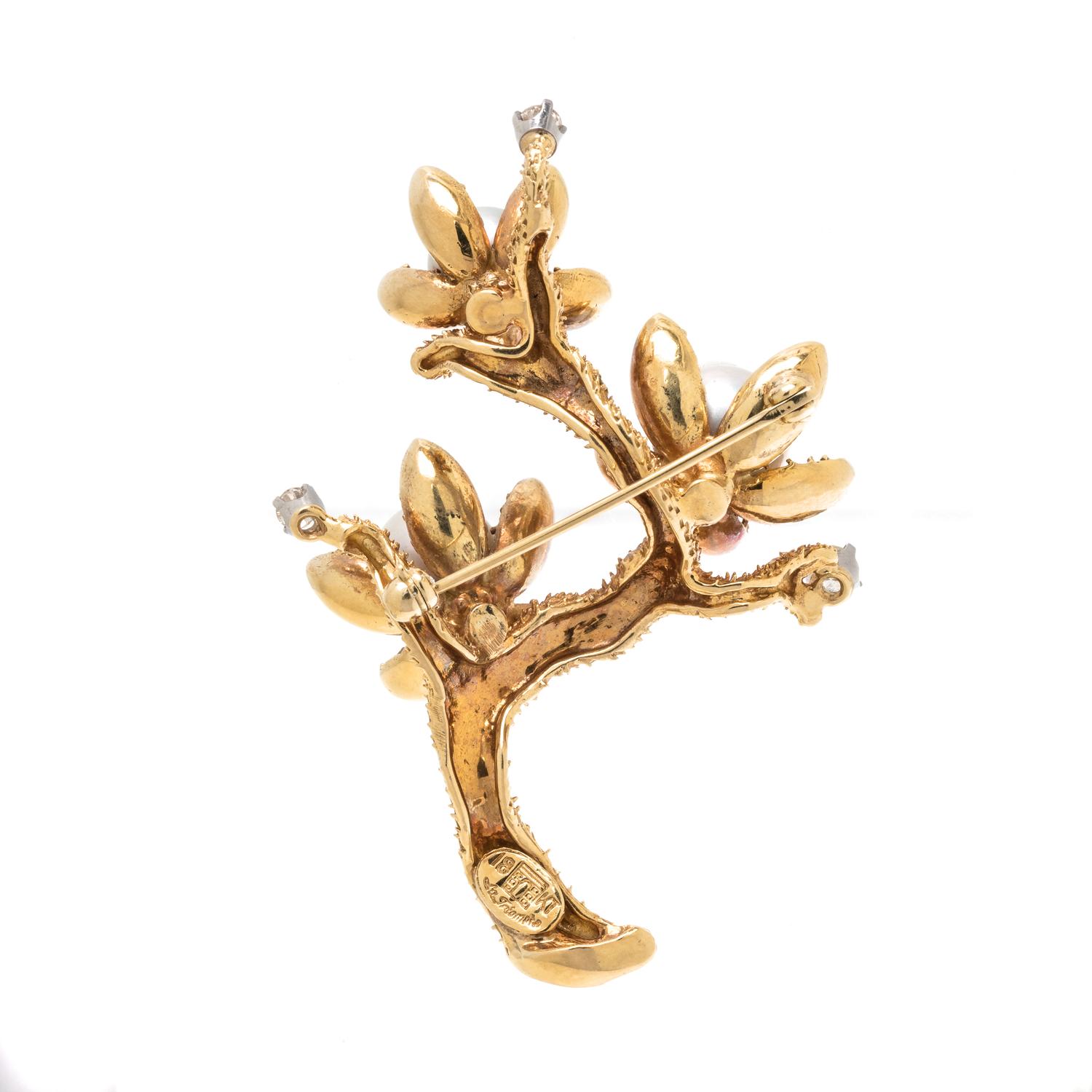 LA TRIOMPHE, YELLOW GOLD, CULTURED PEARL AND DIAMOND BROOCH