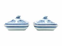 A Pair of Chinese Export Blue Fitzhugh Porcelain Covered Entree Dishes