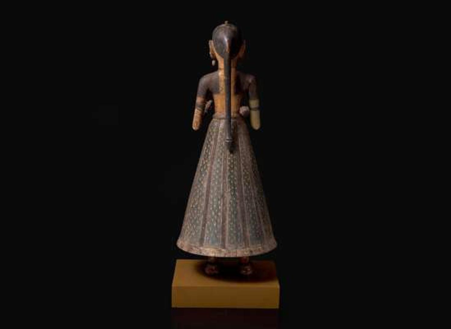 An Indian carved and painted wood Gauri figure, Rajasthan, 19th to early 20th century 印度女神祗木雕 拉賈斯坦邦 十九至二十世紀初