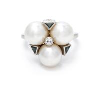 A 14 Karat White Gold Cultured Pearl, Emerald and Diamond Ring, 5.10 dwts.