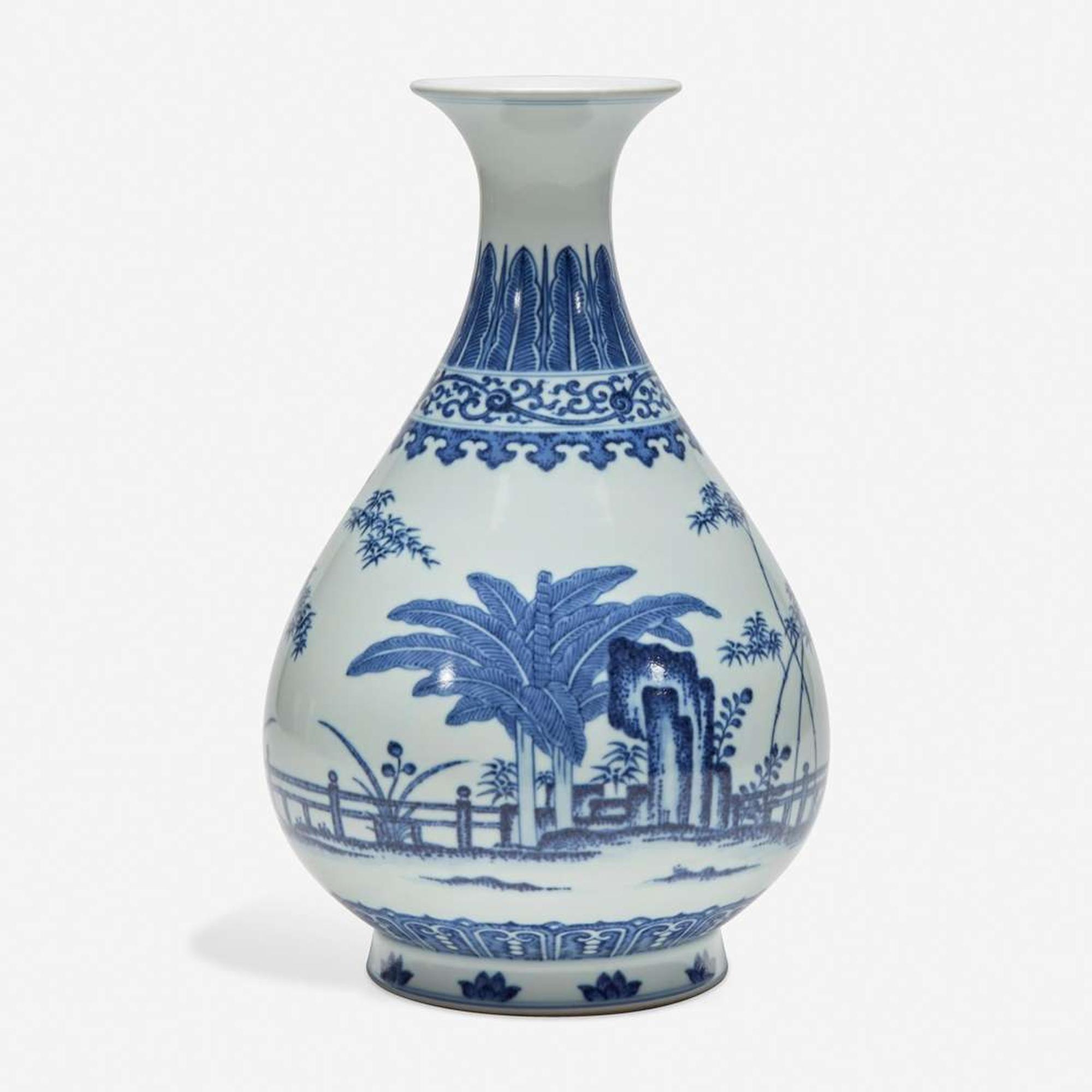 A Chinese blue and white porcelain vase, Yuhuchunping 青花玉壶春瓶