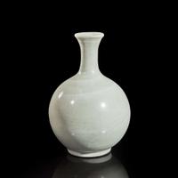A Korean white-glazed porcelain bottle vase 朝鮮白瓷瓶 Joseon dynasty ????