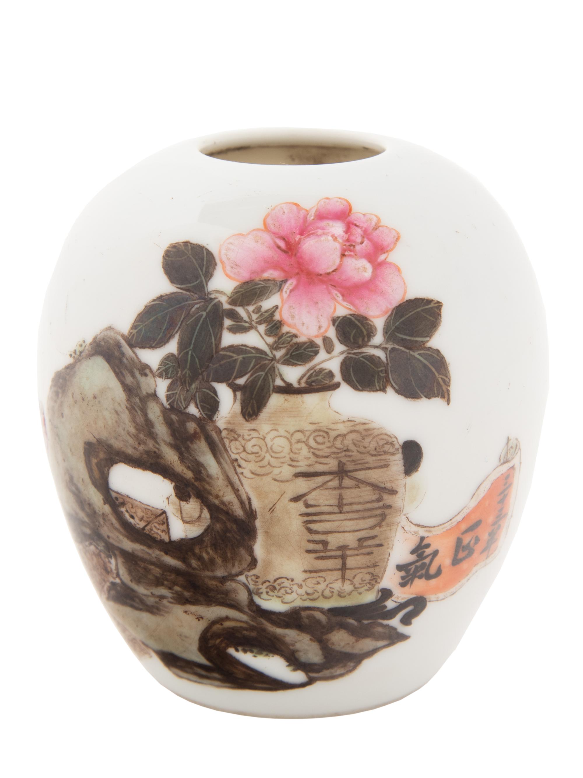 A Chinese Famille Rose Porcelain Vase