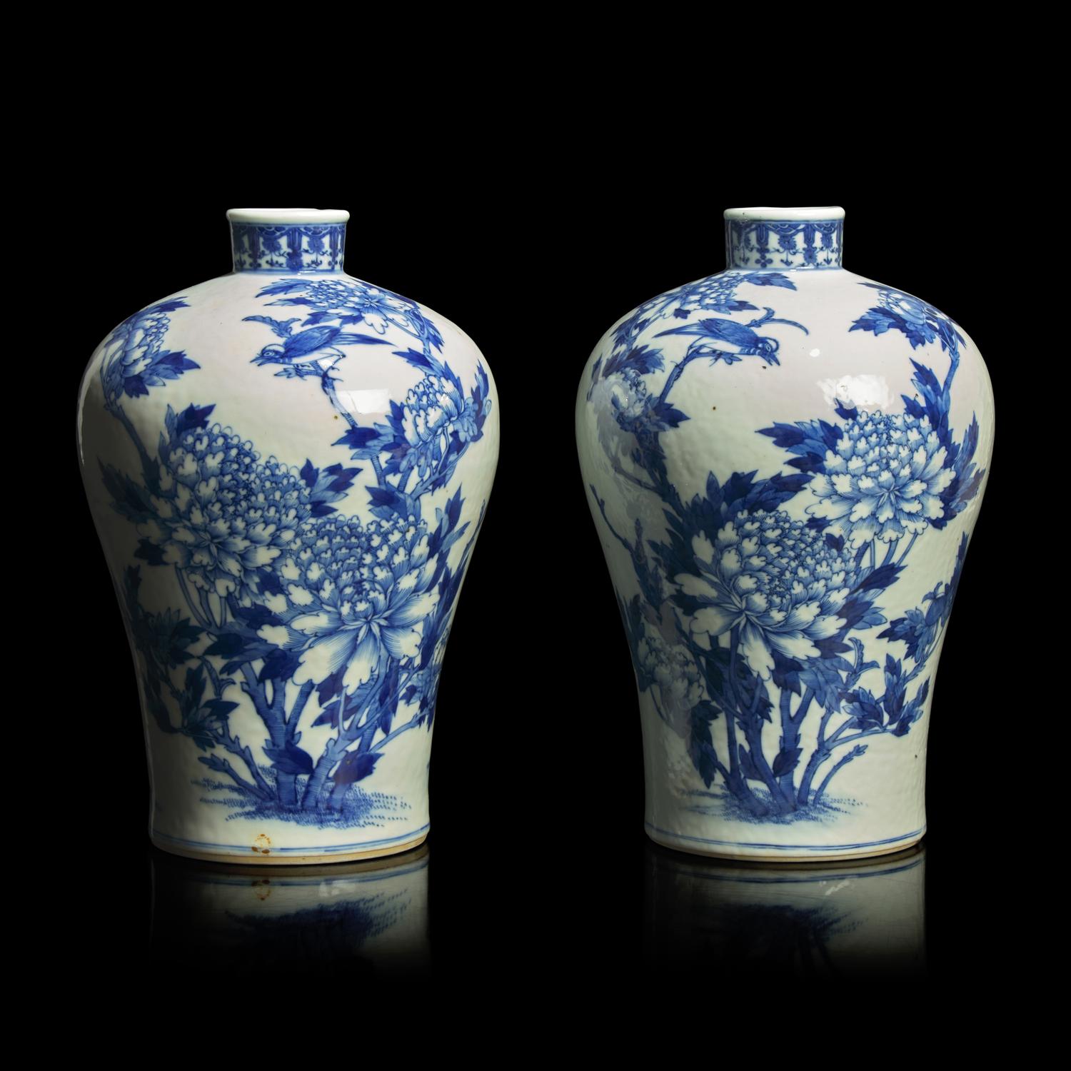 A Pair of Chinese Blue and White Porcelain 'Deer and Crane' Meiping Vases, 19th Century 清晚期 青花鶴鹿同春梅瓶一對