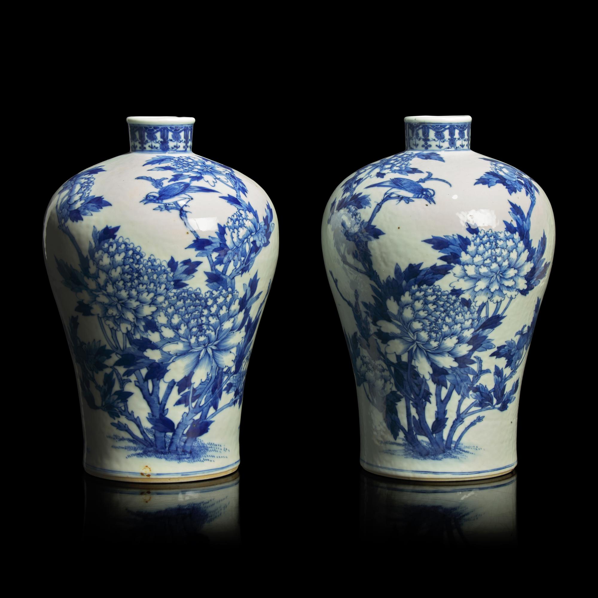 A Pair of Chinese Blue and White Porcelain 'Deer and Crane' Meiping Vases, 19th Century 清晚期 青花鶴鹿同春梅瓶一對