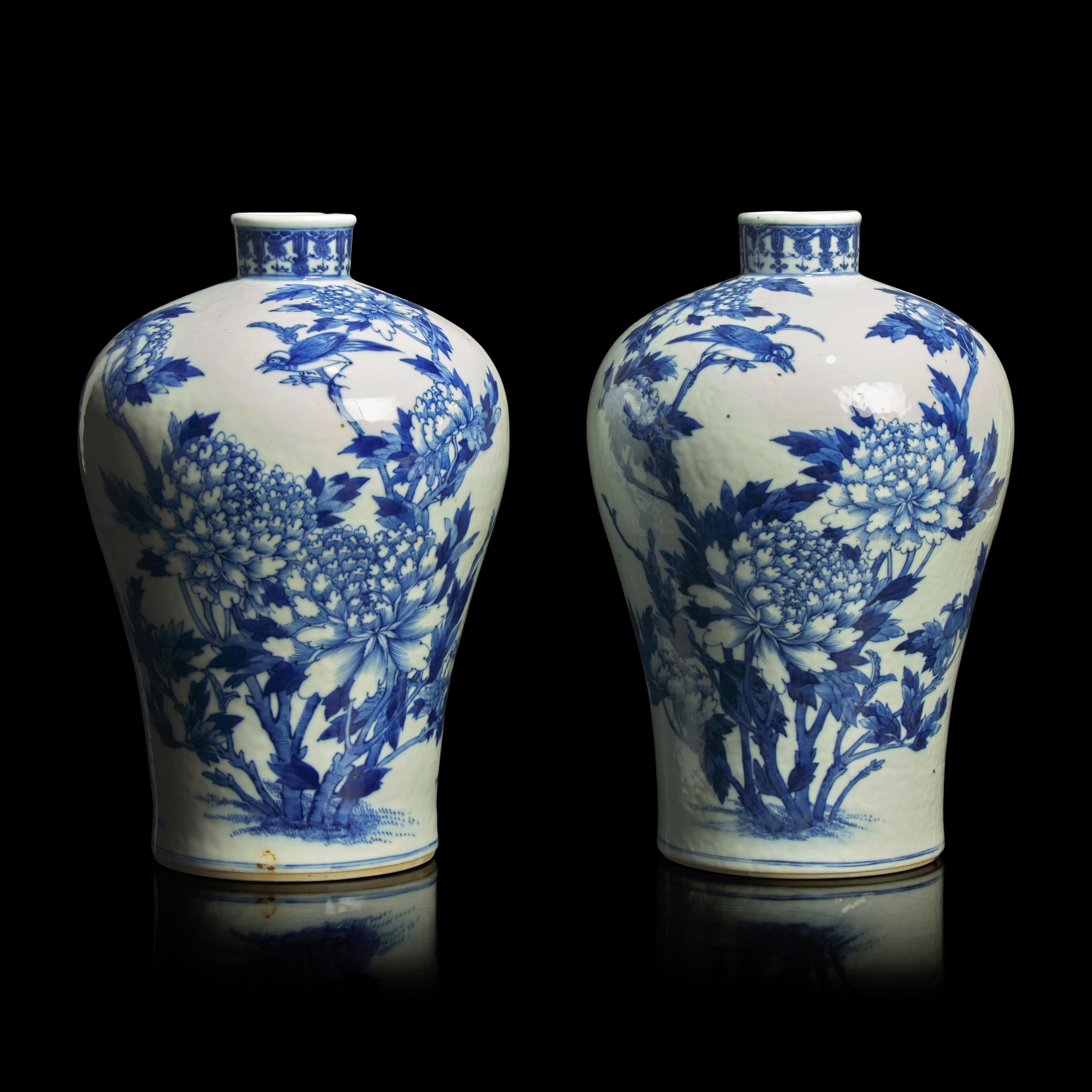 A Pair of Chinese Blue and White Porcelain 'Deer and Crane' Meiping Vases, 19th Century 清晚期 青花鶴鹿同春梅瓶一對