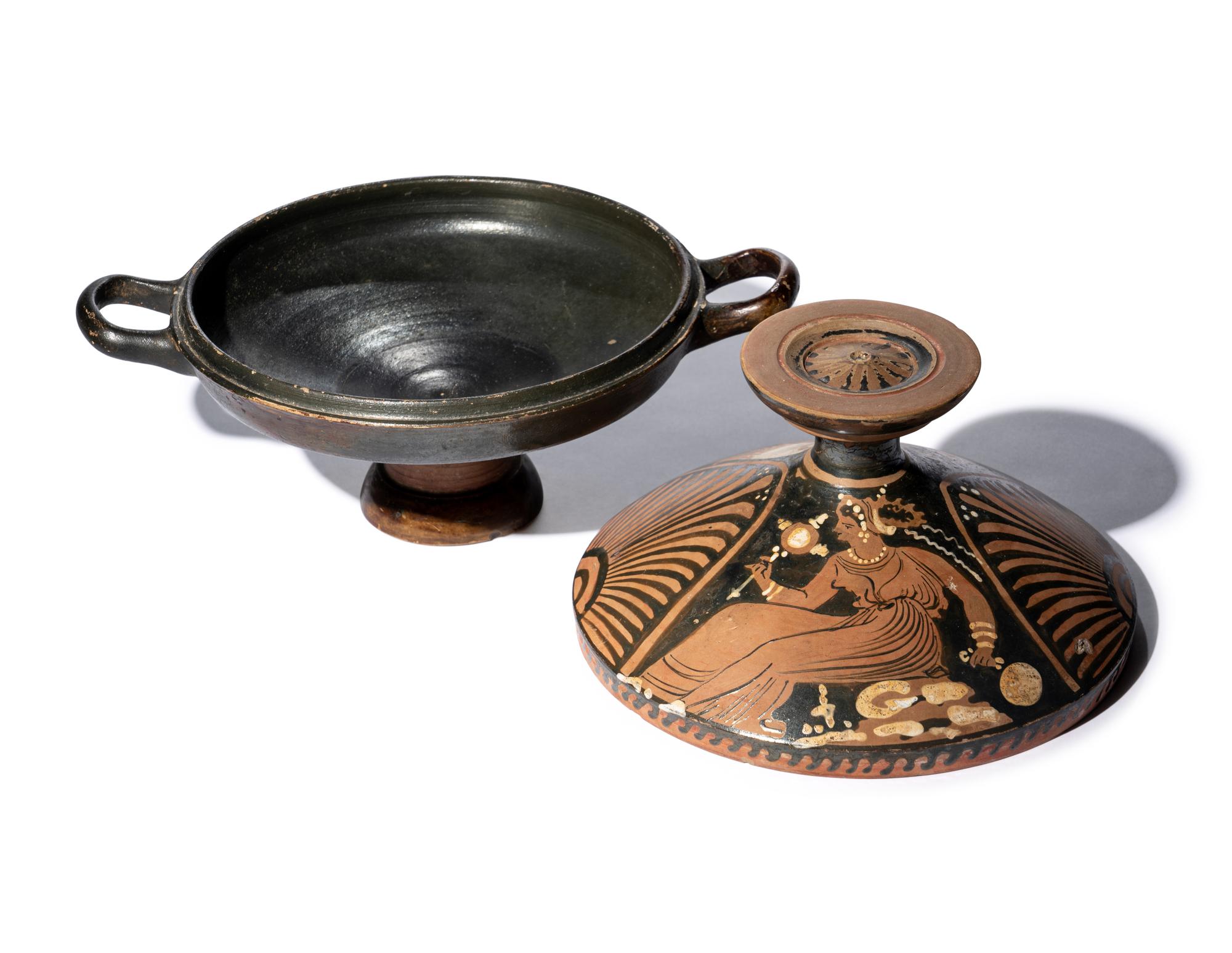 An Apulian Red-Figured Lekanis