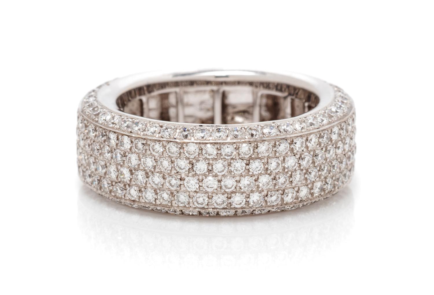 An 18 Karat White Gold and Diamond Ring, 7.00 dwts.