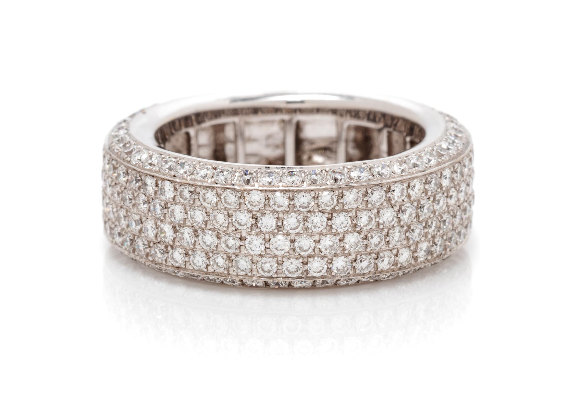 An 18 Karat White Gold and Diamond Ring, 7.00 dwts.