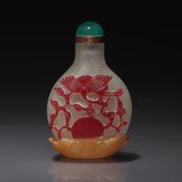 A Chinese Three-Color Overlay Snuff Bottle, Qing Dynasty, Daoguang Period, Circa 1821-1850 — 1821-1850年 雪霏地套三色料瑞鶴草蟲圖鼻煙壺
