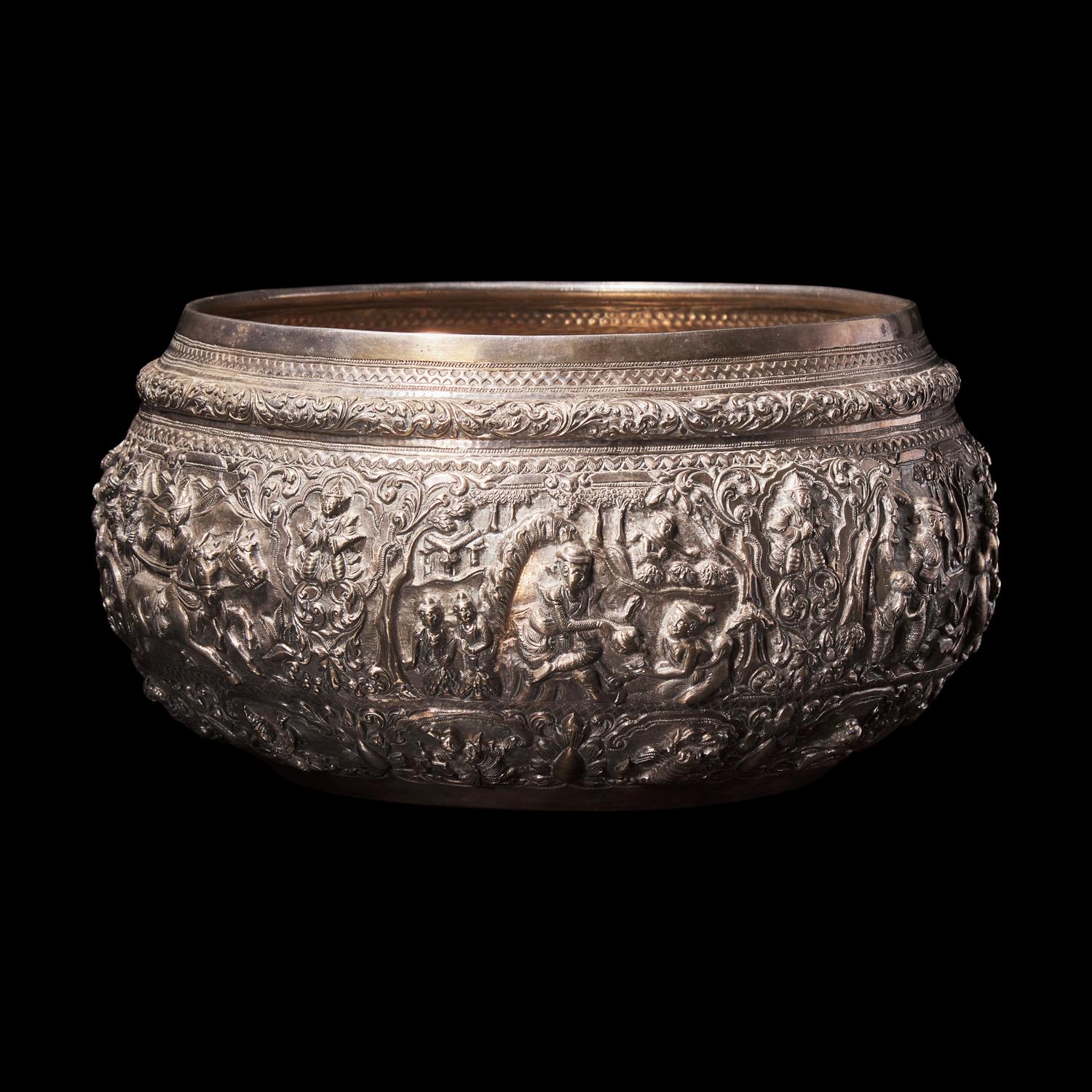 A Large Burmese Repousse Silver Offering Bowl, Late 19th-Early 20th Century 十九/二十世紀初 緬甸大銀缽