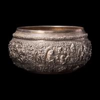 A Large Burmese Repousse Silver Offering Bowl, Late 19th-Early 20th Century 十九/二十世紀初 緬甸大銀缽