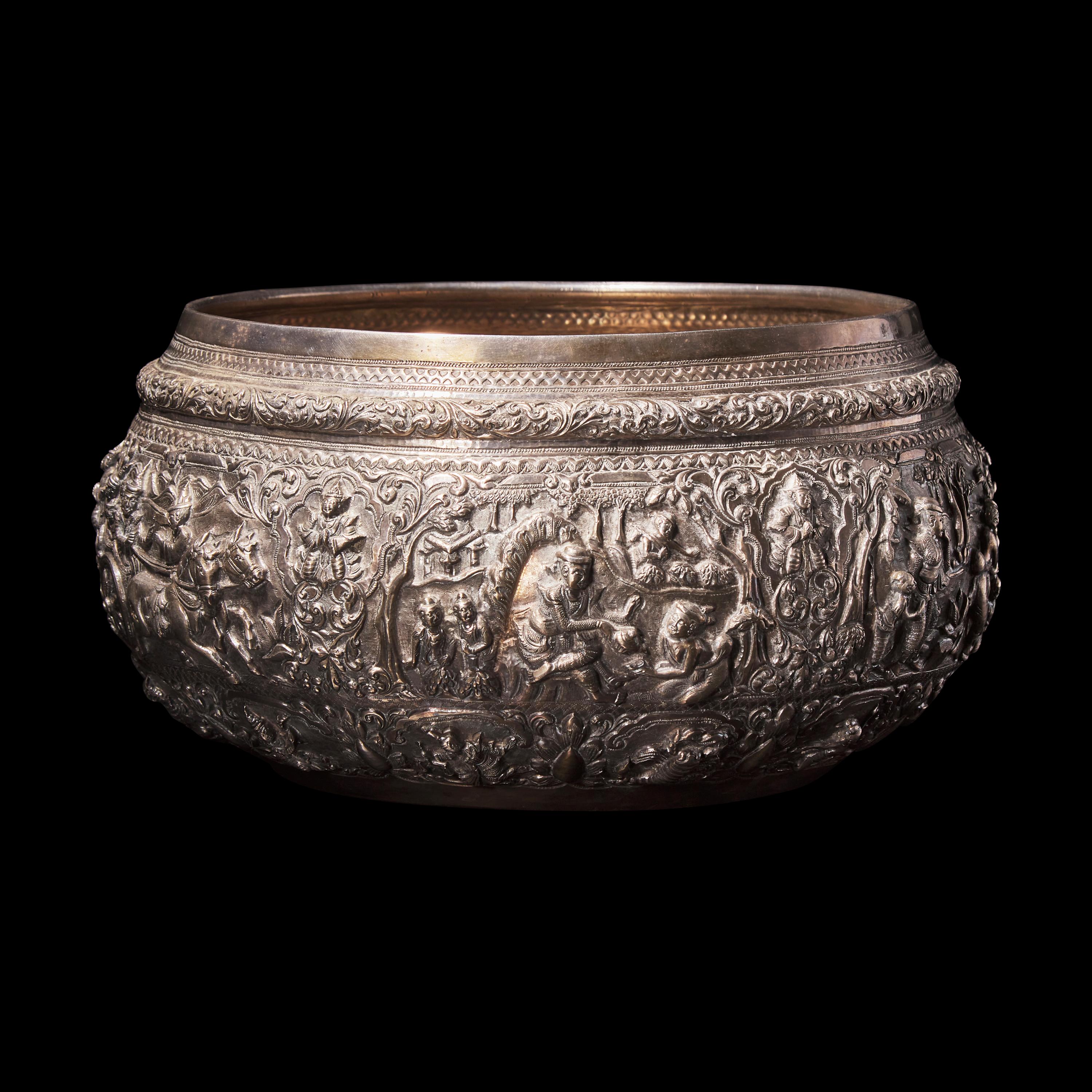 A Large Burmese Repousse Silver Offering Bowl, Late 19th-Early 20th Century 十九/二十世紀初 緬甸大銀缽