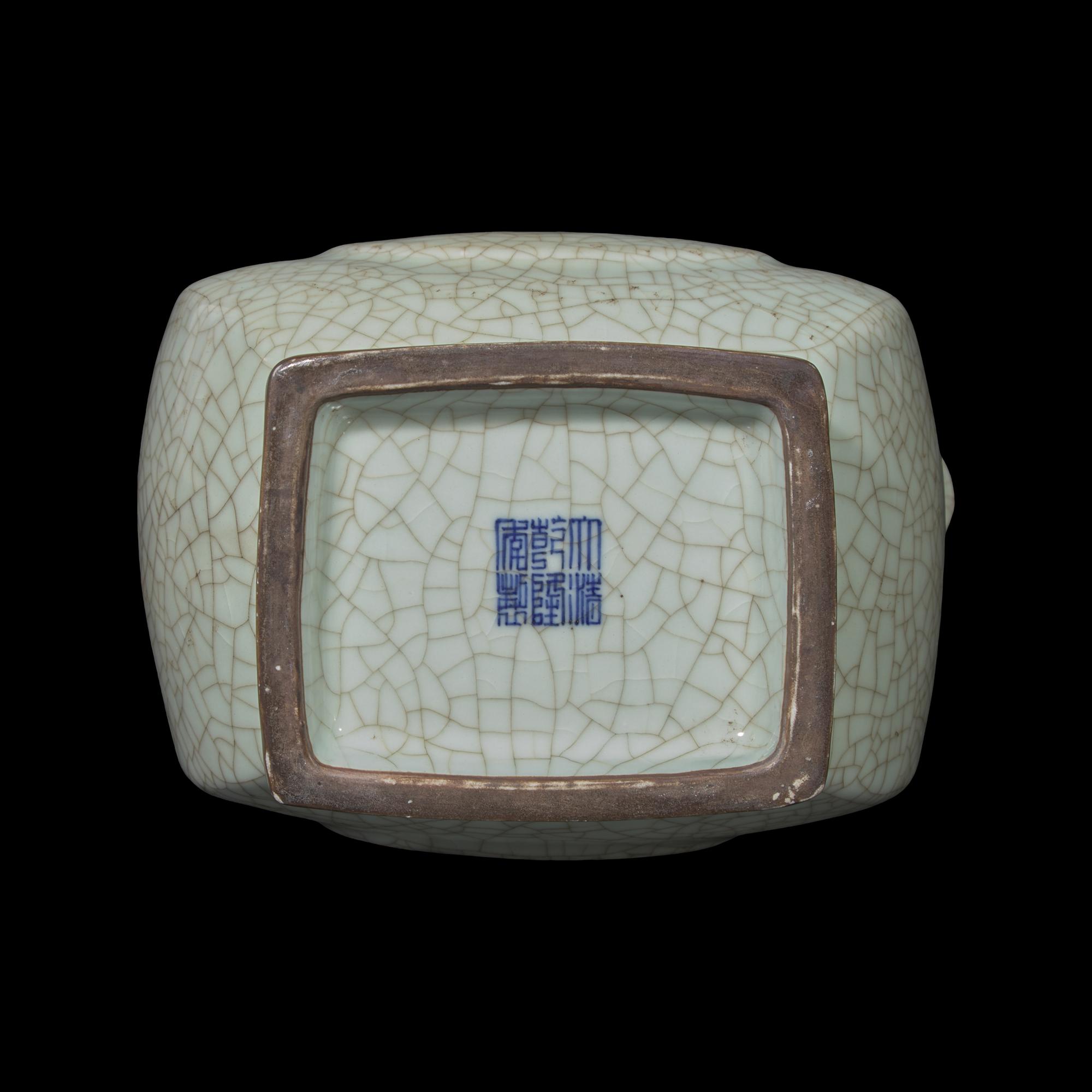 A Chinese Guan Style Crackle Glazed Arrow Vase, Fanghu 仿官窯貫耳杏圓壺