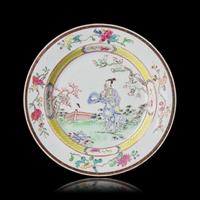 A Chinese Famille Rose 'Meiren' Dish, Yongzheng-Early Qianlong Period — 清雍正-乾隆早期 粉彩庭院仕女圖賞盤