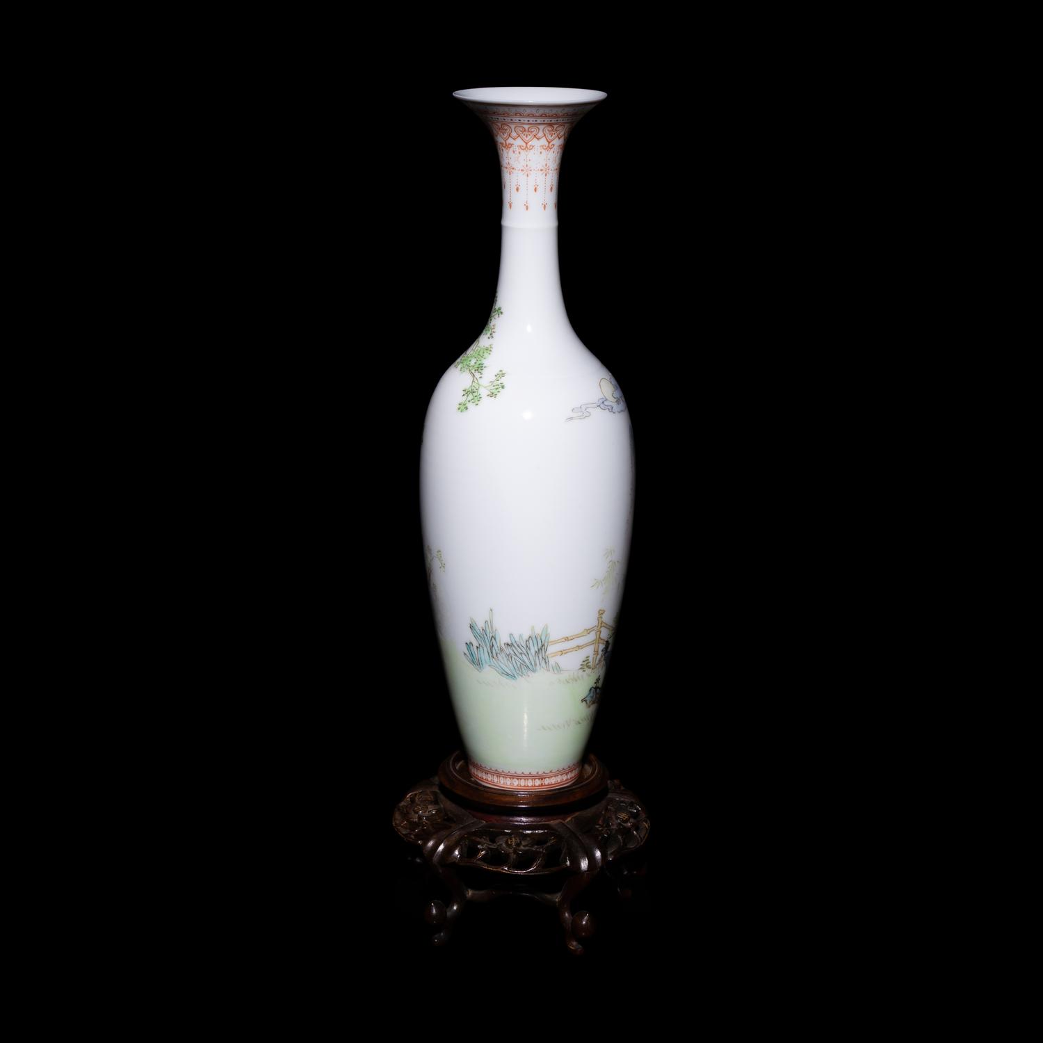 A Chinese Famille Rose Eggshell Porcelain Vase, Mid 20th Century — 近代 粉彩人物圖蛋殼瓷賞瓶
