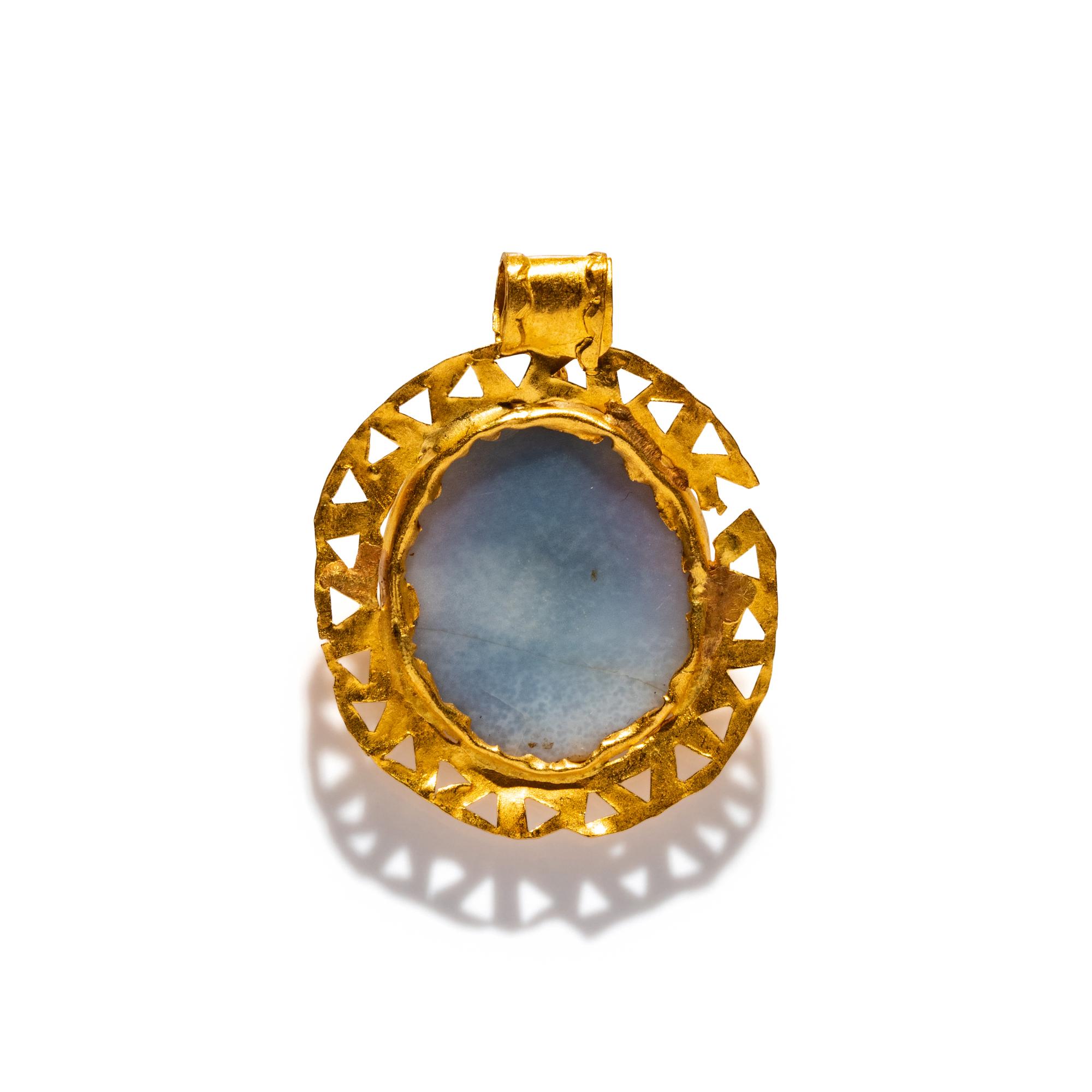 A Roman Gold and Band-Agate Pendant