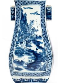 A Pair of Chinese Export Porcelain Vases