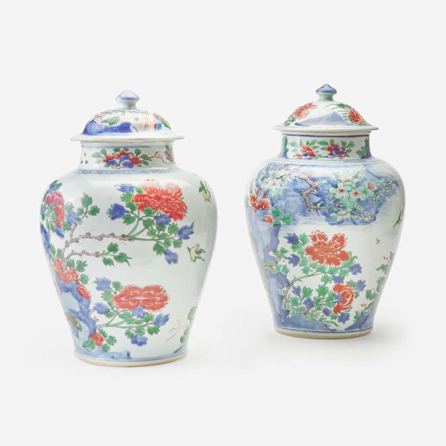 An associated pair of Chinese wucai-decorated porcelain jars and covers 五彩盖罐 或为一对 17th century ????