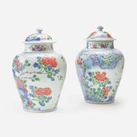 An associated pair of Chinese wucai-decorated porcelain jars and covers 五彩盖罐 或为一对 17th century ????