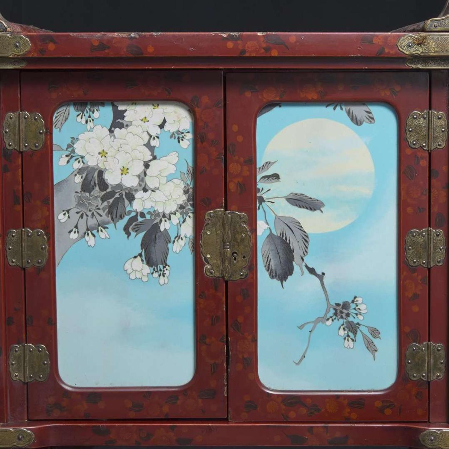 A Japanese lacquer display cabinet with cloisonné panels 日本漆器立柜及底座 Late Meiji period ????