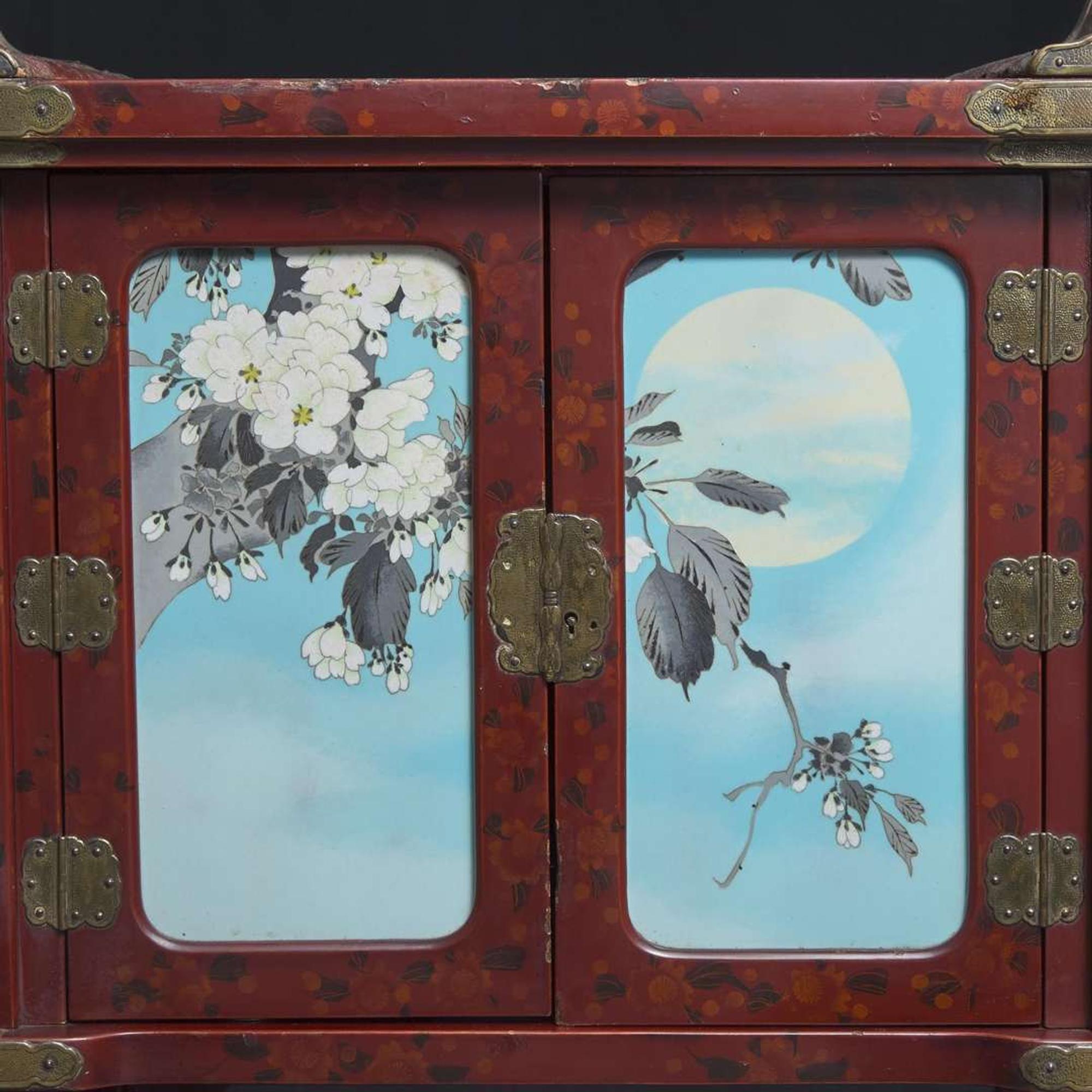 A Japanese lacquer display cabinet with cloisonné panels 日本漆器立柜及底座 Late Meiji period ????