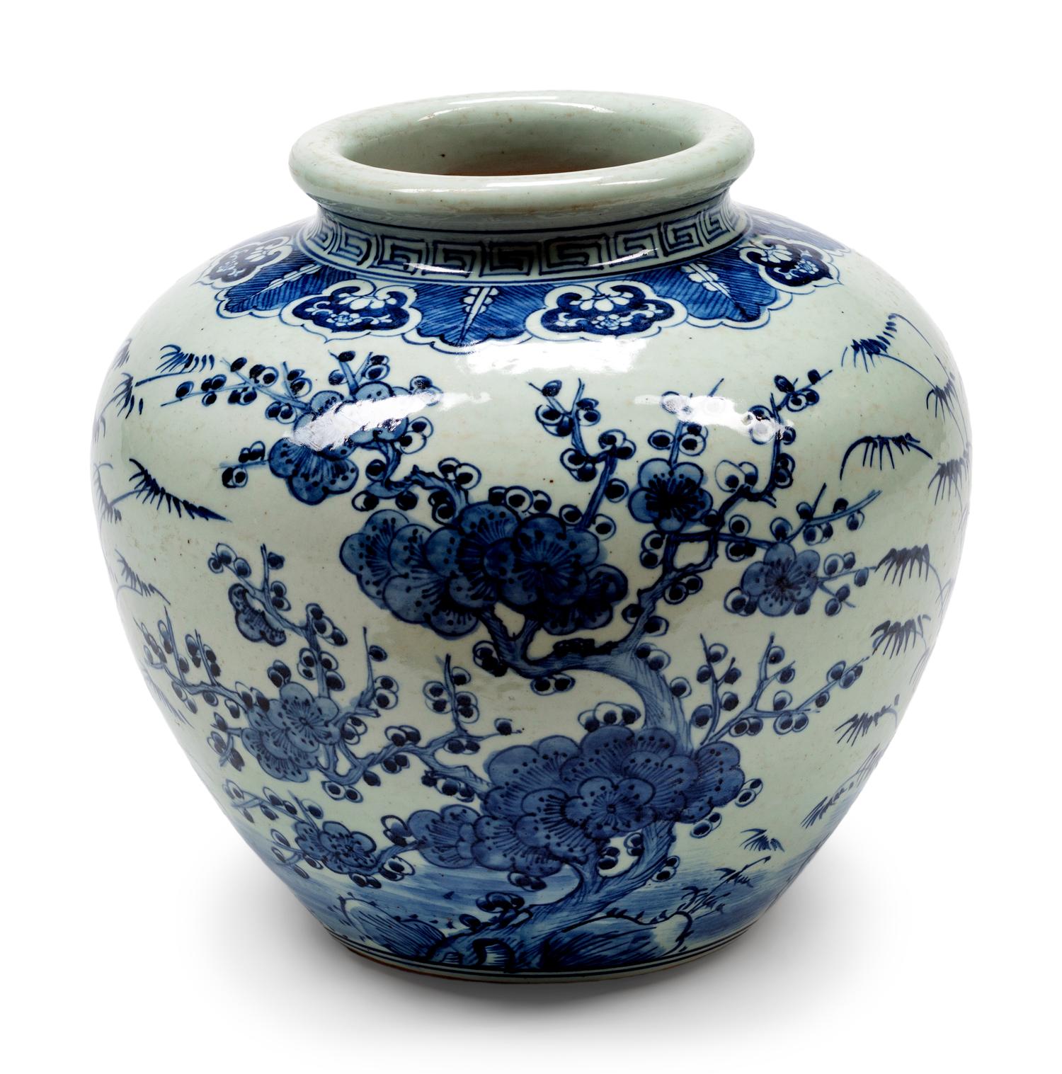 A Chinese Export Hawthorne Pattern Vase