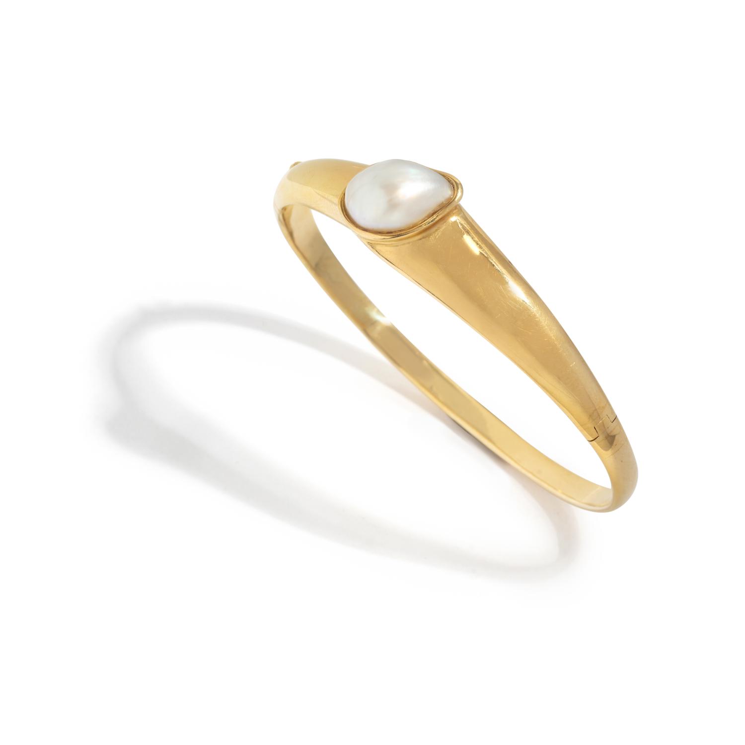 TIFFANY & CO., YELLOW GOLD AND CULTURED PEARL BANGLE BRACELET