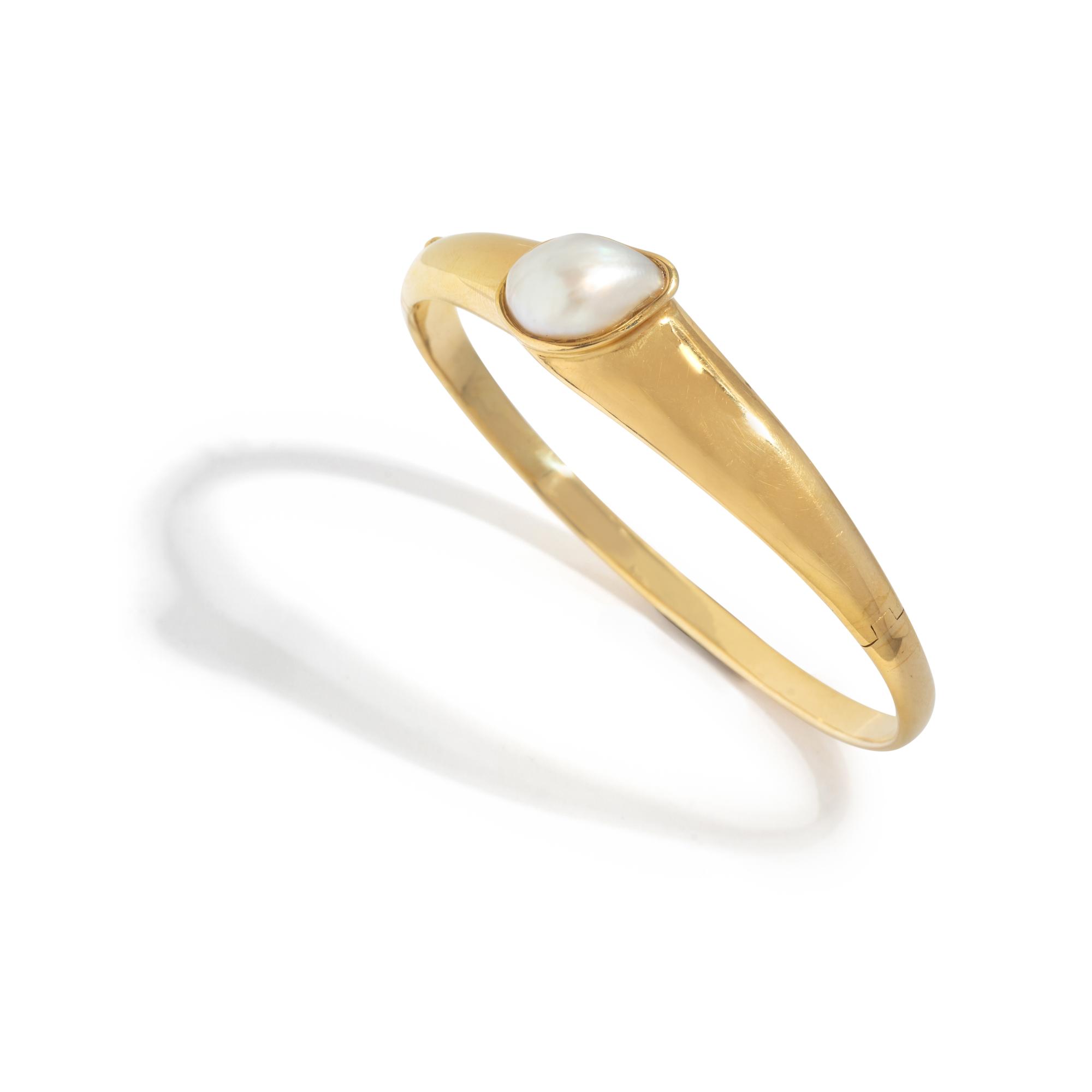 TIFFANY & CO., YELLOW GOLD AND CULTURED PEARL BANGLE BRACELET