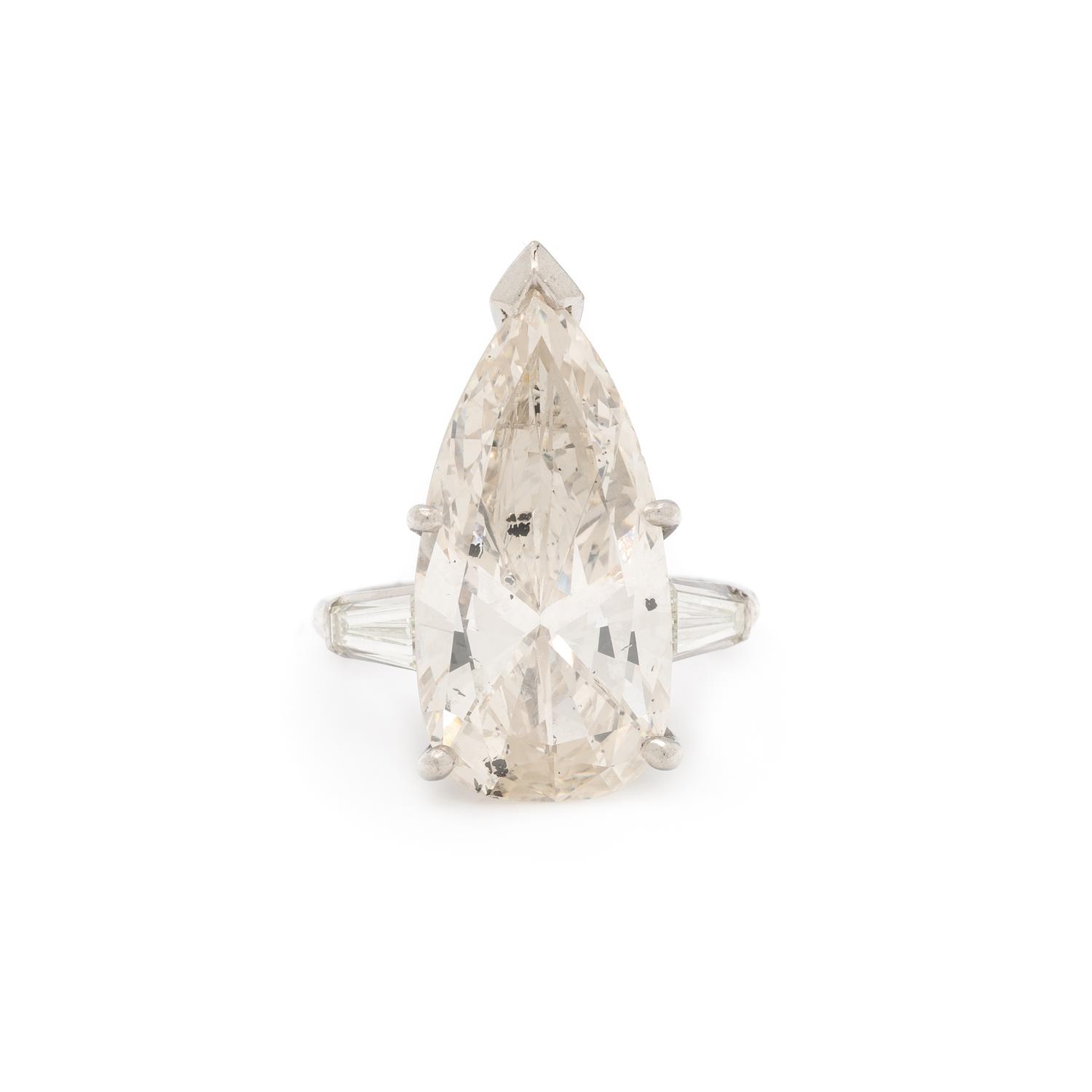 PEAR SHAPED DIAMOND RING