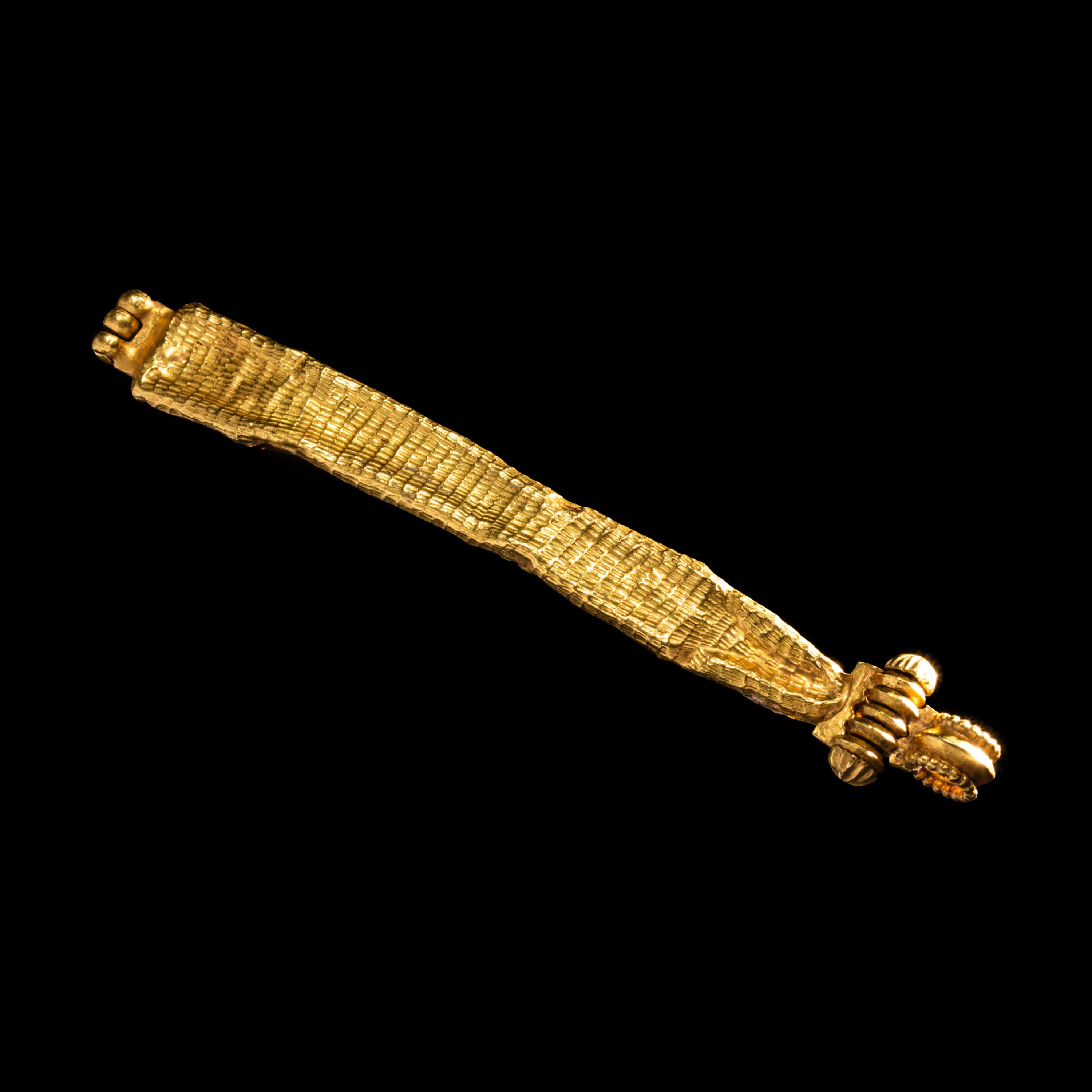 A Byzantine Gold Clasp Pendant