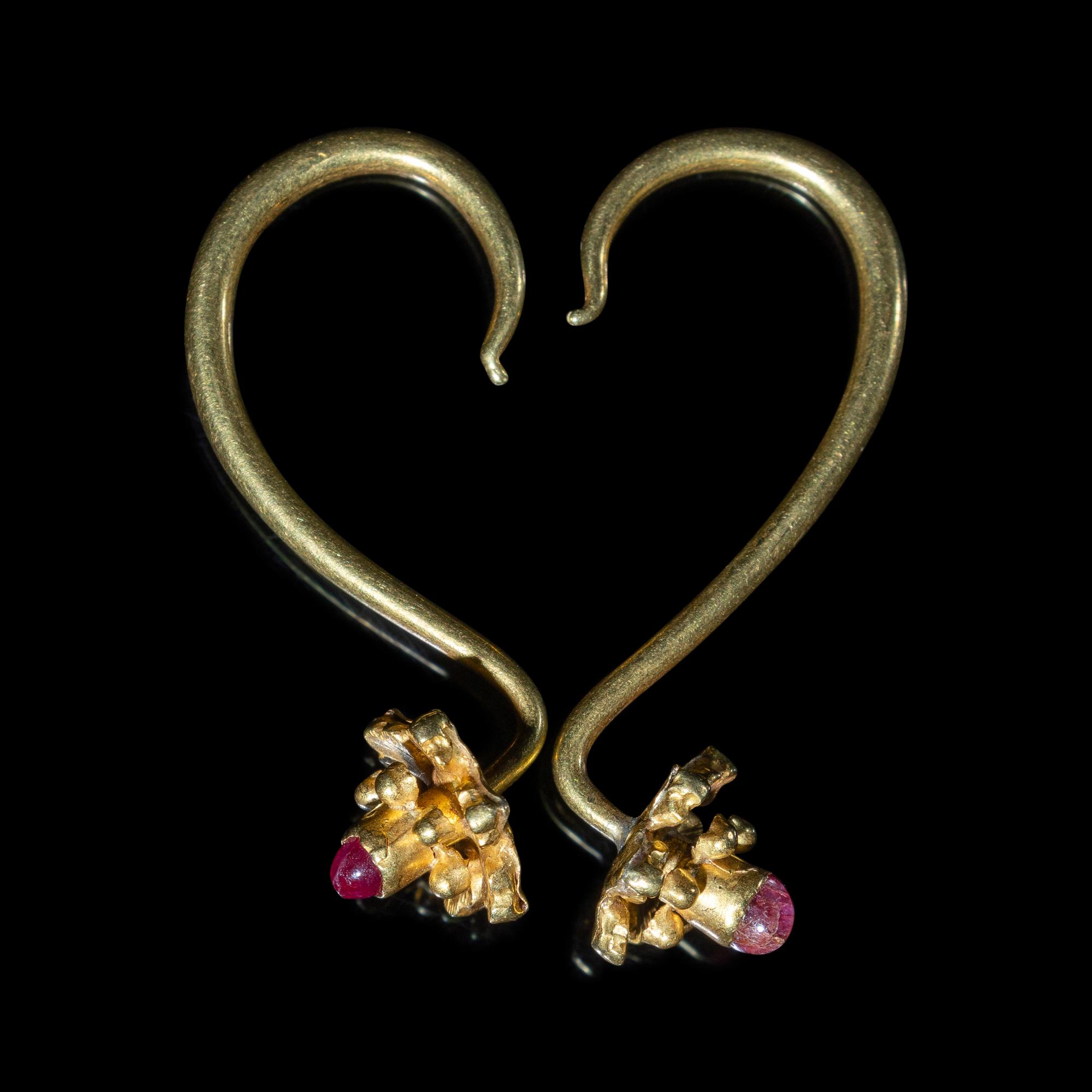 A Pair of Chinese Ruby Inset Gold 'Clove' Earrings, Dingxiang, Ming Dynasty 明 嵌紅寶花頭金丁香一對