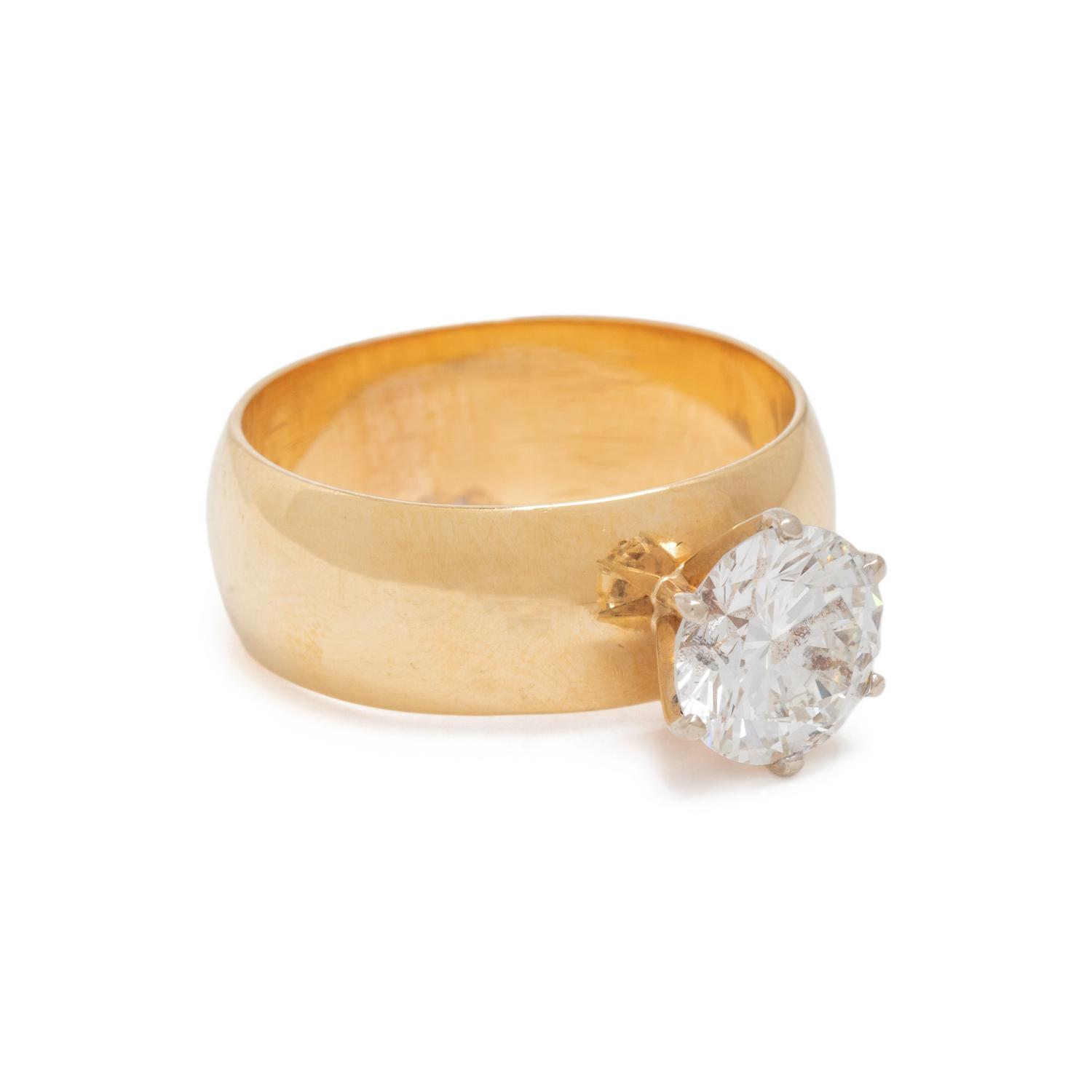 YELLOW GOLD AND DIAMOND RING