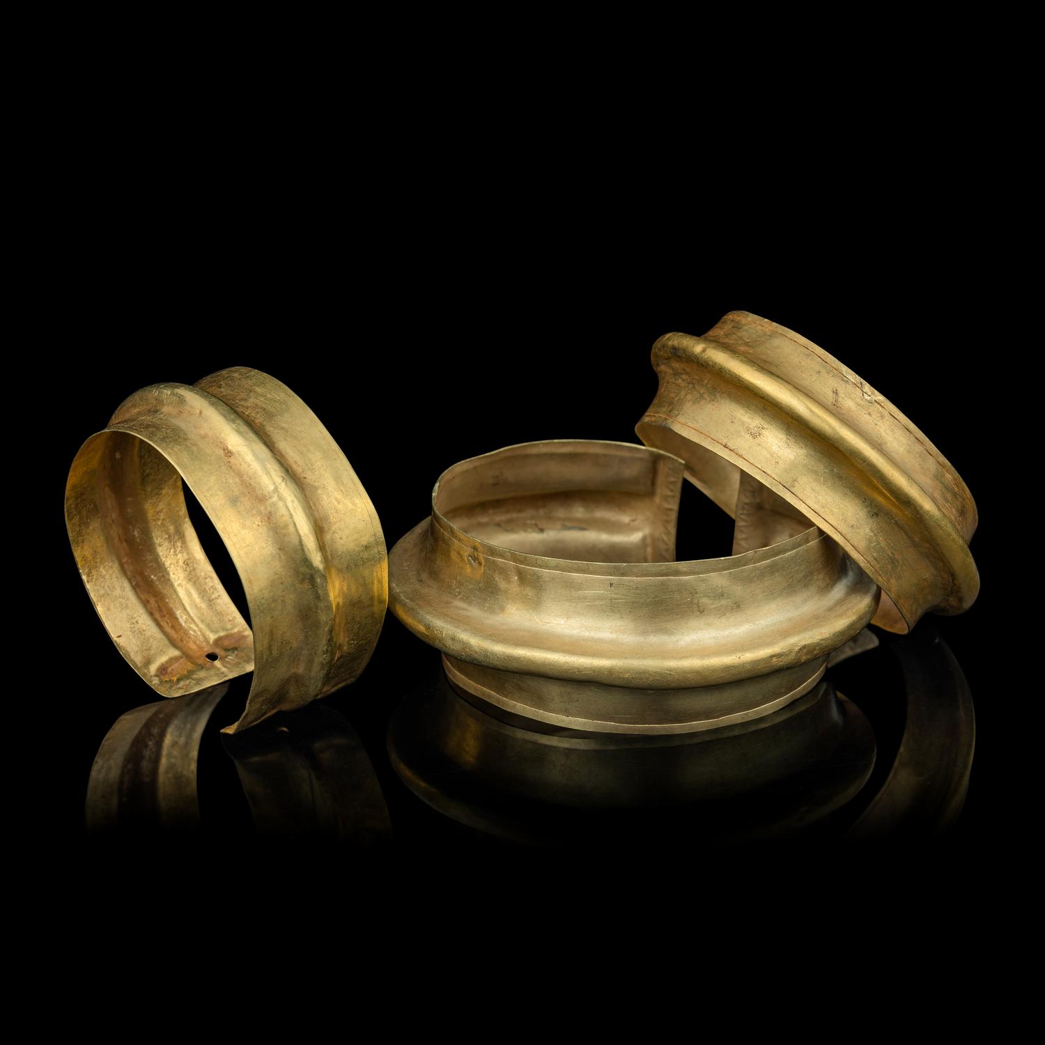 Three Chinese Gold Wrist Guard Bracelets, Southwest China, Yunan, Dian Kingdom 漢 古滇國金臂甲鐲一組三件