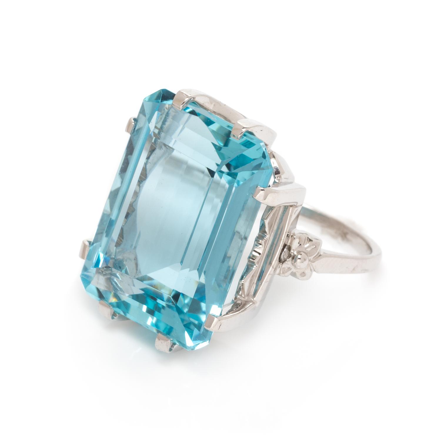An 18 Karat White Gold and Aquamarine Ring, 7.50 dwts.