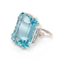 An 18 Karat White Gold and Aquamarine Ring, 7.50 dwts.