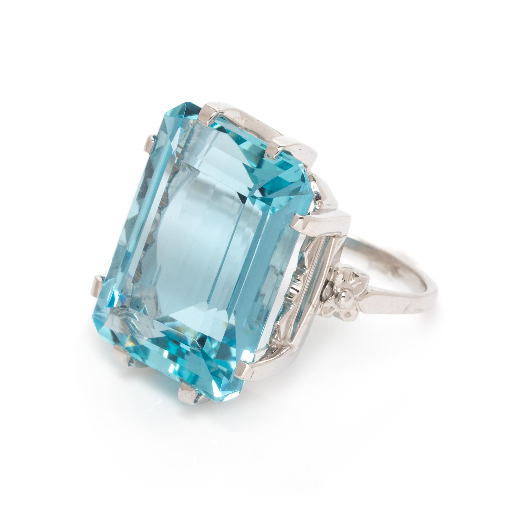 An 18 Karat White Gold and Aquamarine Ring, 7.50 dwts.