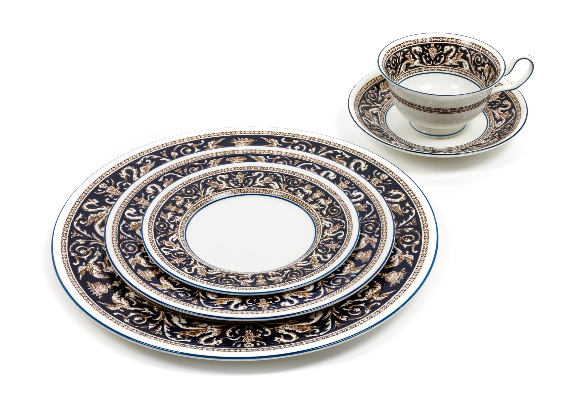 A Wedgwood Porcelain Dinner Service Diameter of dinner plate 10 5/8 inches.