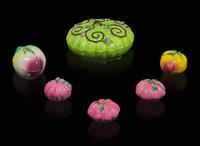A group of six assorted Chinese enameled peach and melon-form covered sweetmeat boxes and ornaments 瓜果形瓷器一組六件