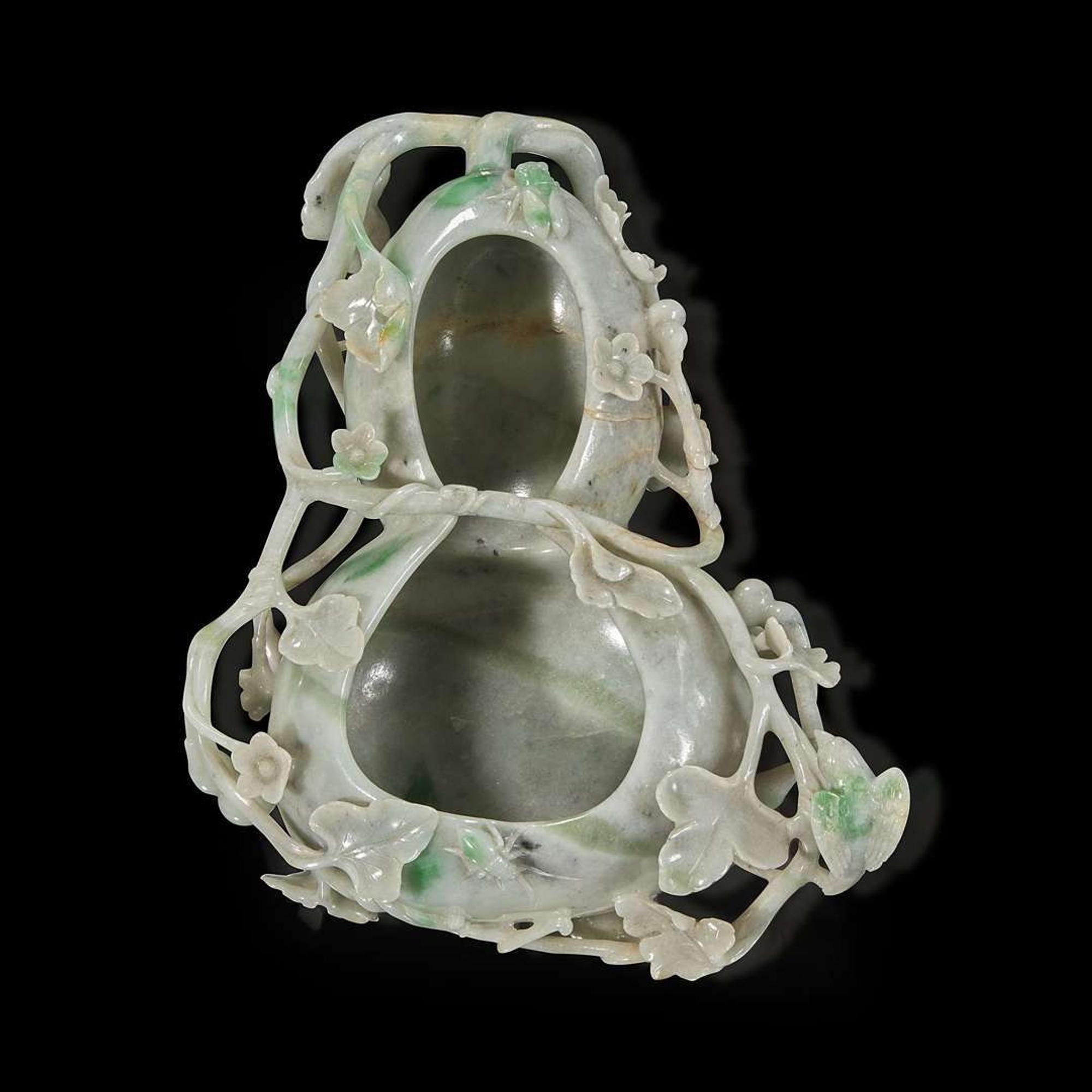 A Chinese carved jadeite double gourd brushwasher 翡翠葫芦笔洗