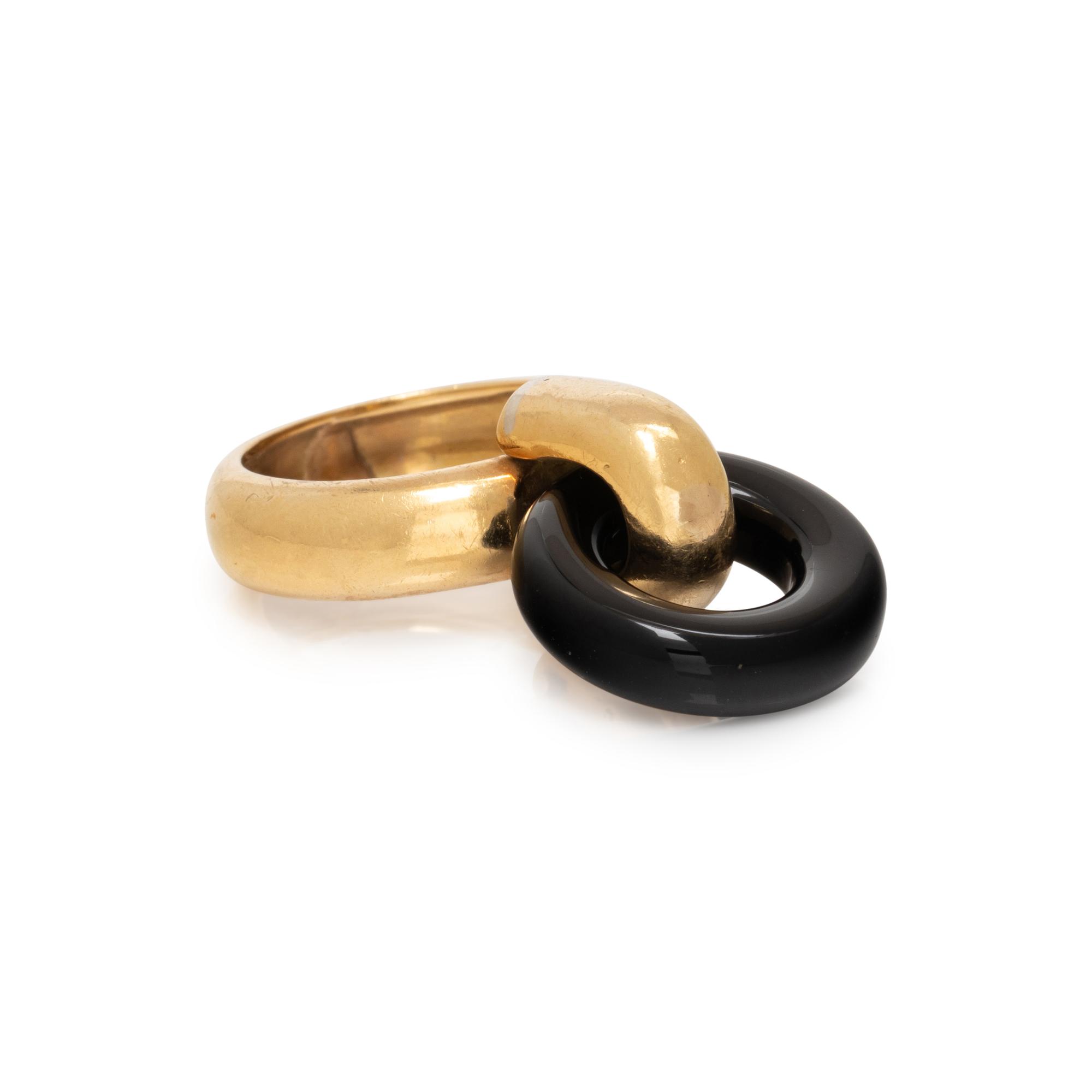 YELLOW GOLD AND ONYX RING