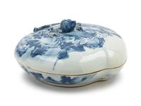 A Blue and White Porcelain Peach-Form Covered Box