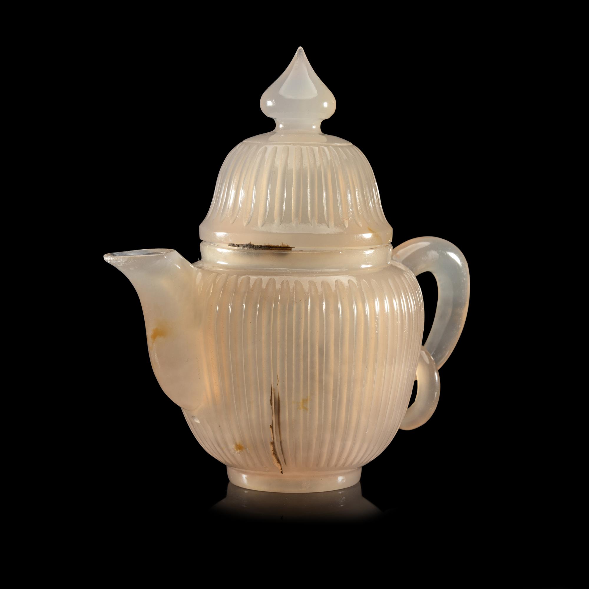 A Carved Agate 'Chrysanthemum' Covered Wine Pot, Possibly 19th Century 或為清晚期 瑪瑙菊瓣紋壺