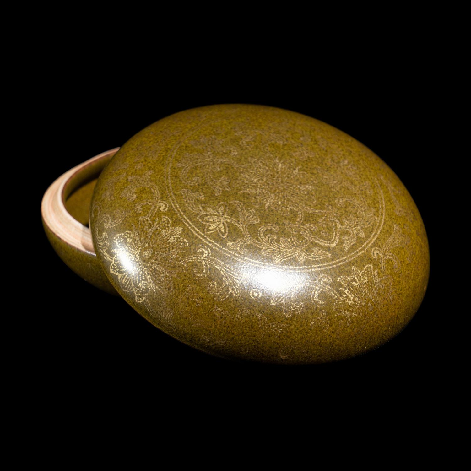 A Chinese Gilt Decorated 'Tea Dust' Glazed Porcelain Covered Ink Paste Box 茶葉末地描金印泥盒