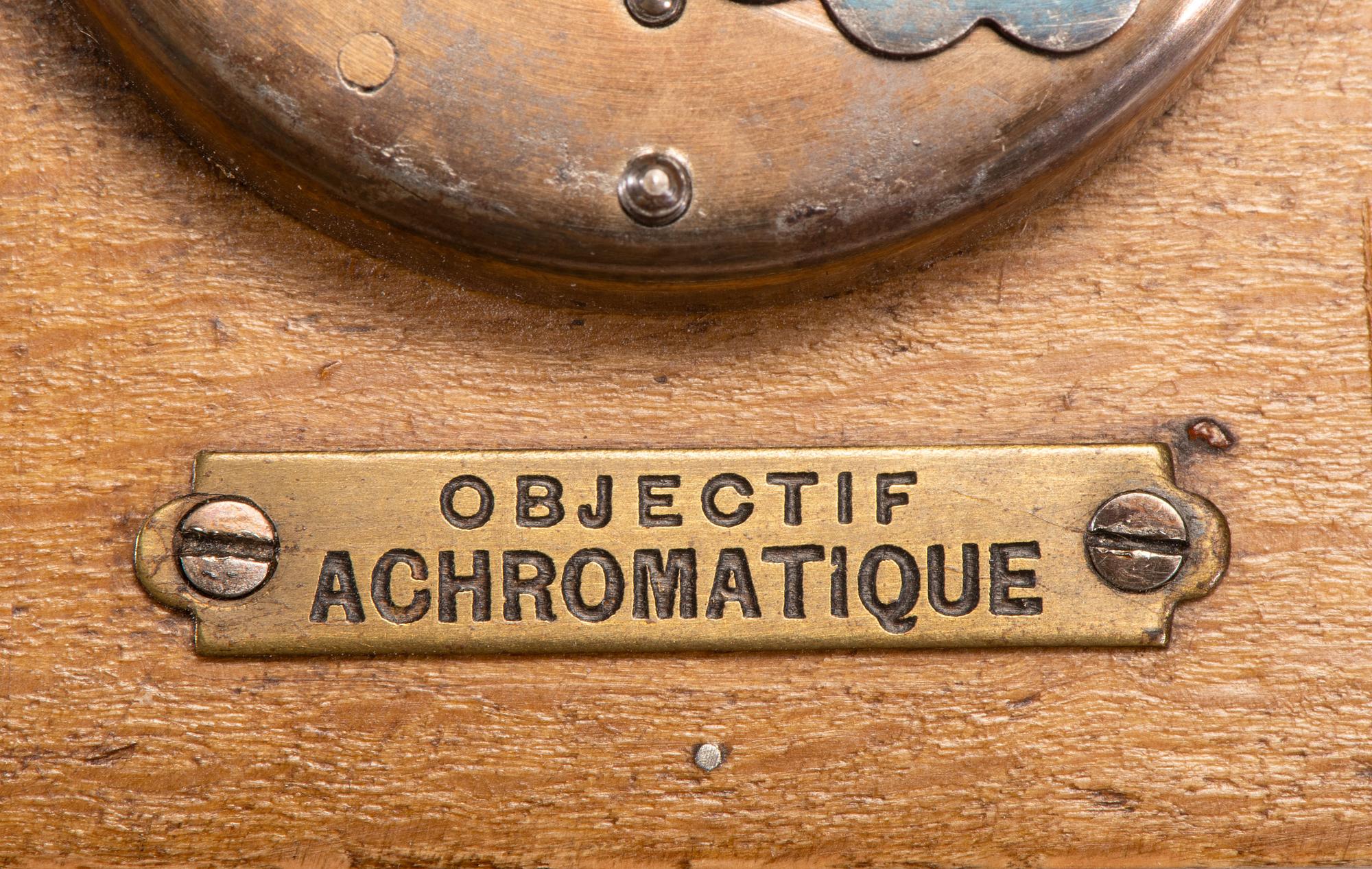 [EARLY PHOTOGRAPHY]. Truncated polished wood box camera. Le Touriste, Paris.