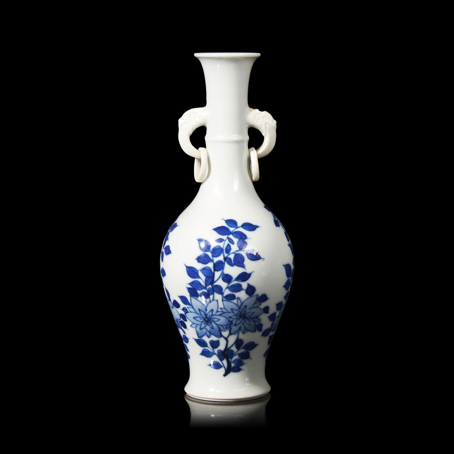 A Chinese Blue and White Porcelain Handled Vase, Kangxi Period 清康熙 青花花卉紋雙耳賞瓶