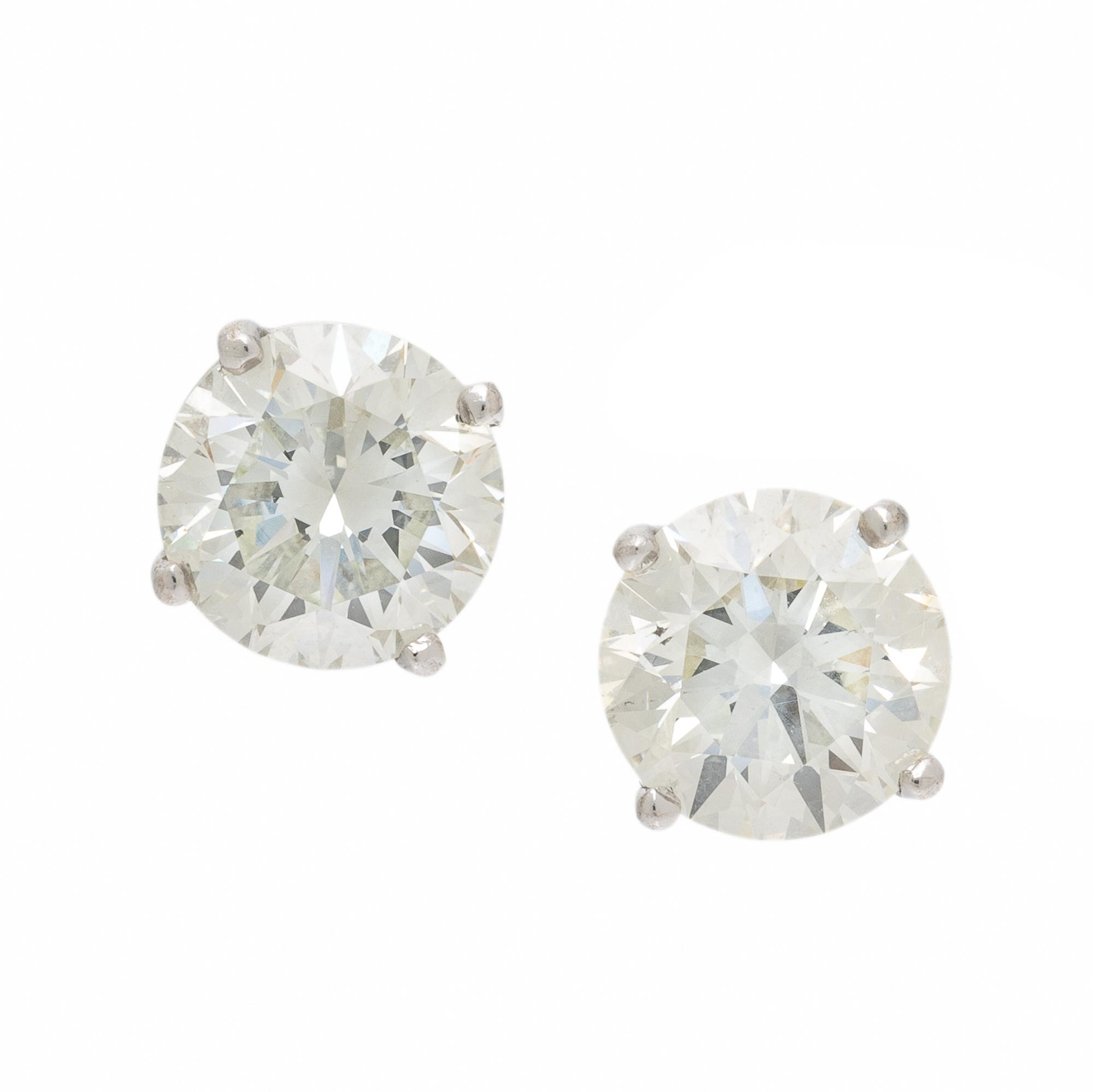DIAMOND AND WHITE GOLD STUD EARRINGS