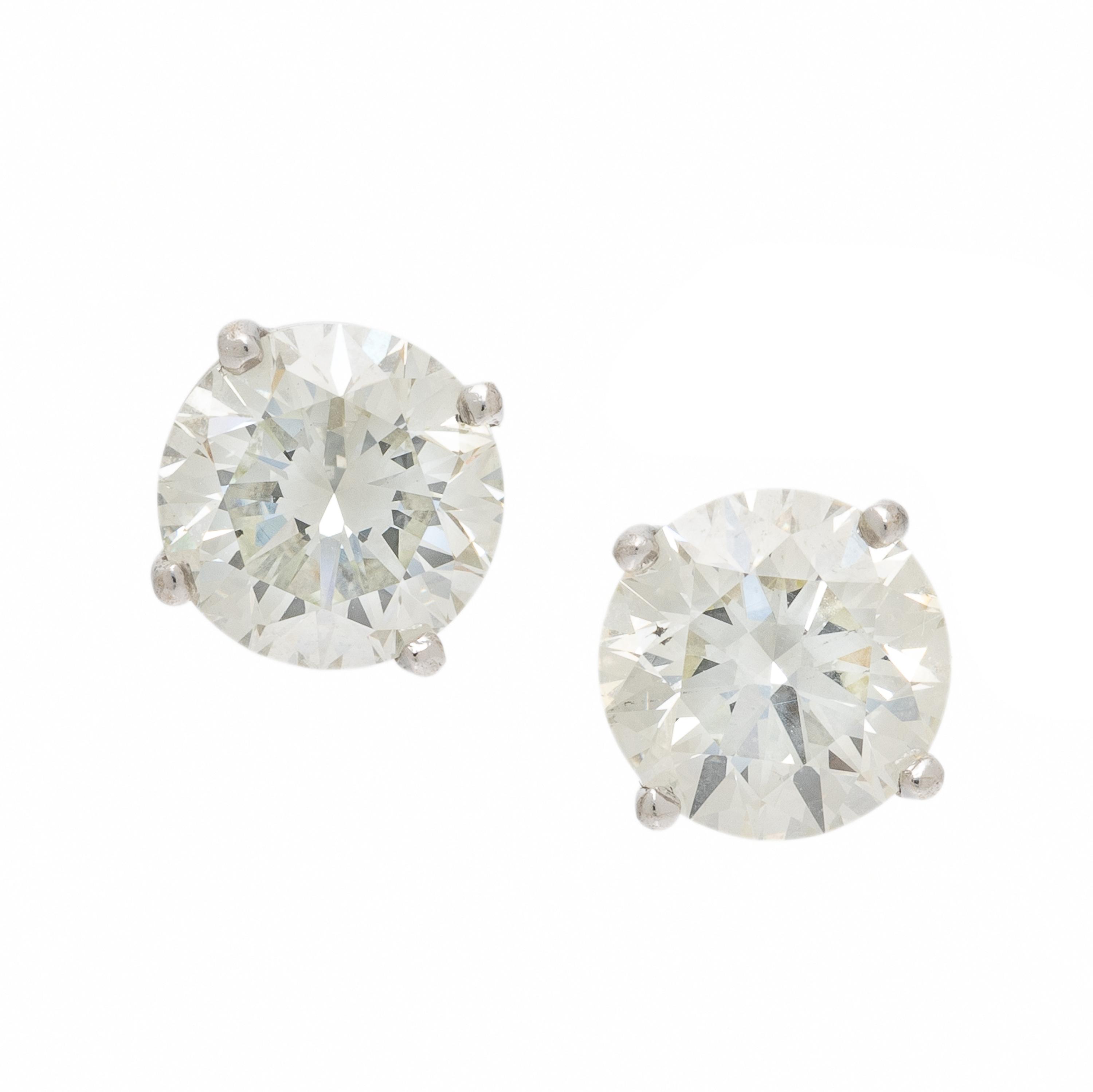 DIAMOND AND WHITE GOLD STUD EARRINGS