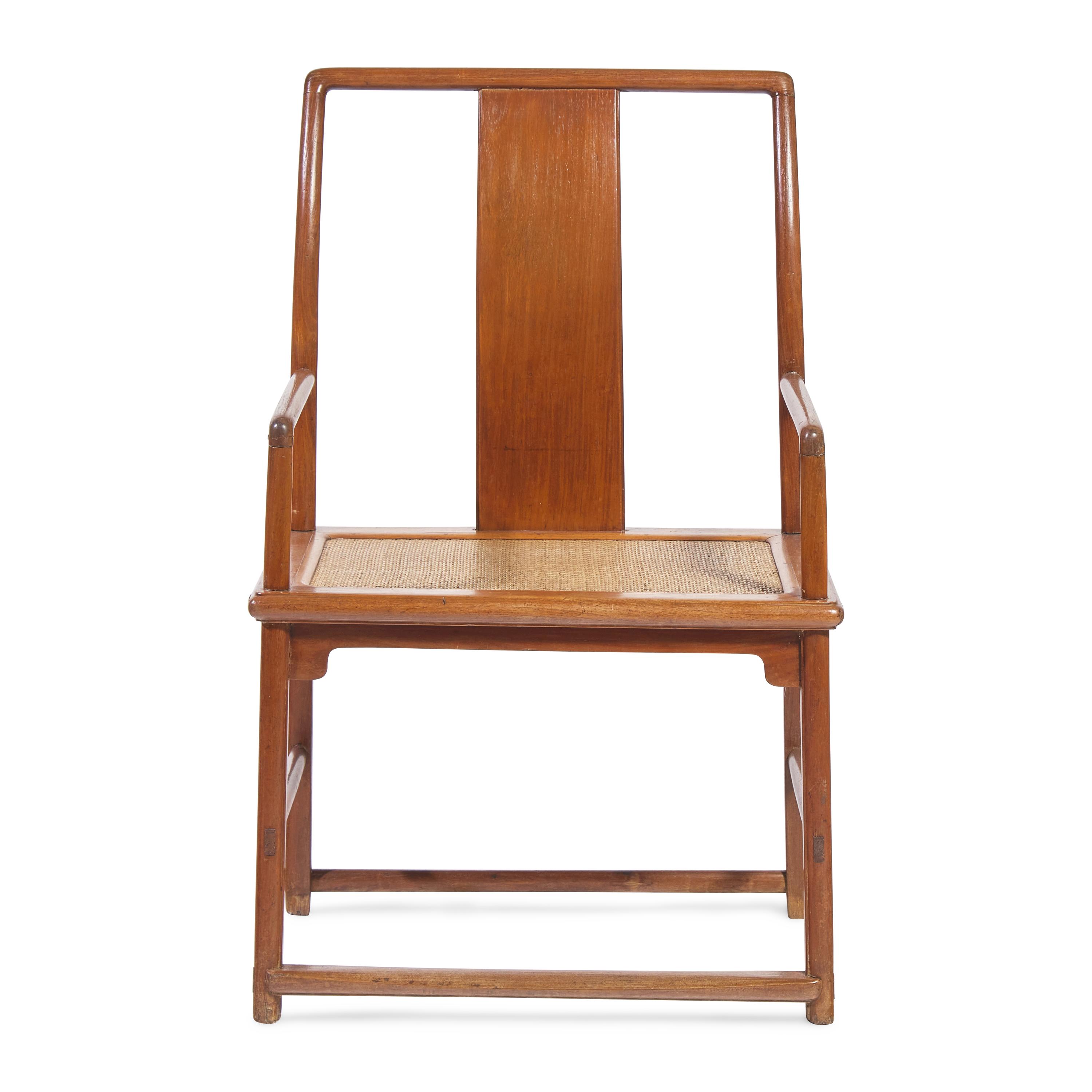 A Chinese Huanghuali Official's Armchair, Nanguanmaoyi, 18th/19th Century 清中期 黃花梨南官帽椅