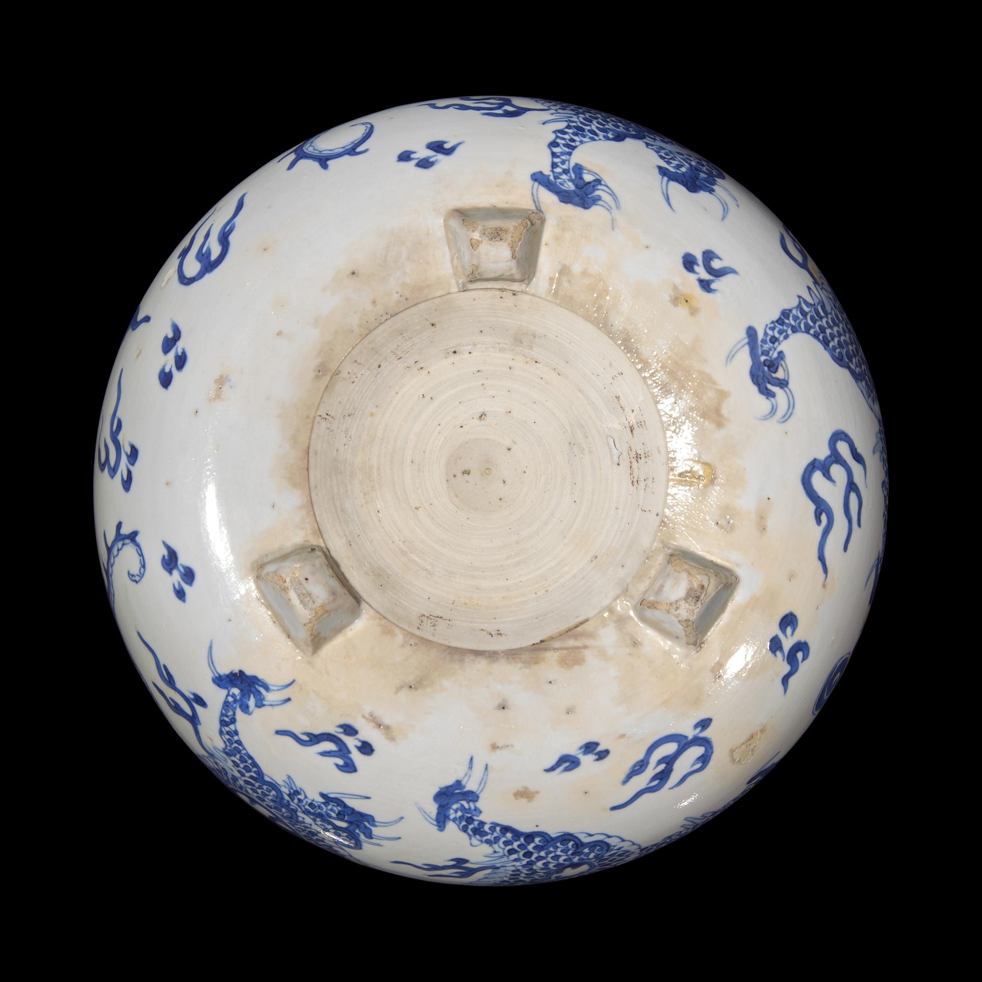 A Chinese Blue and White 'Dragon' Censer, Kangxi Period 清康熙 青花云龍紋三足爐